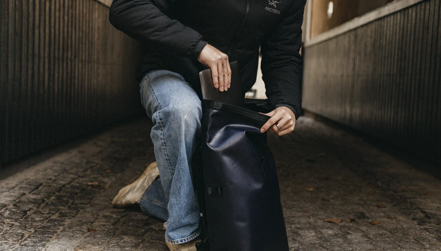 Er topheader navy desktop